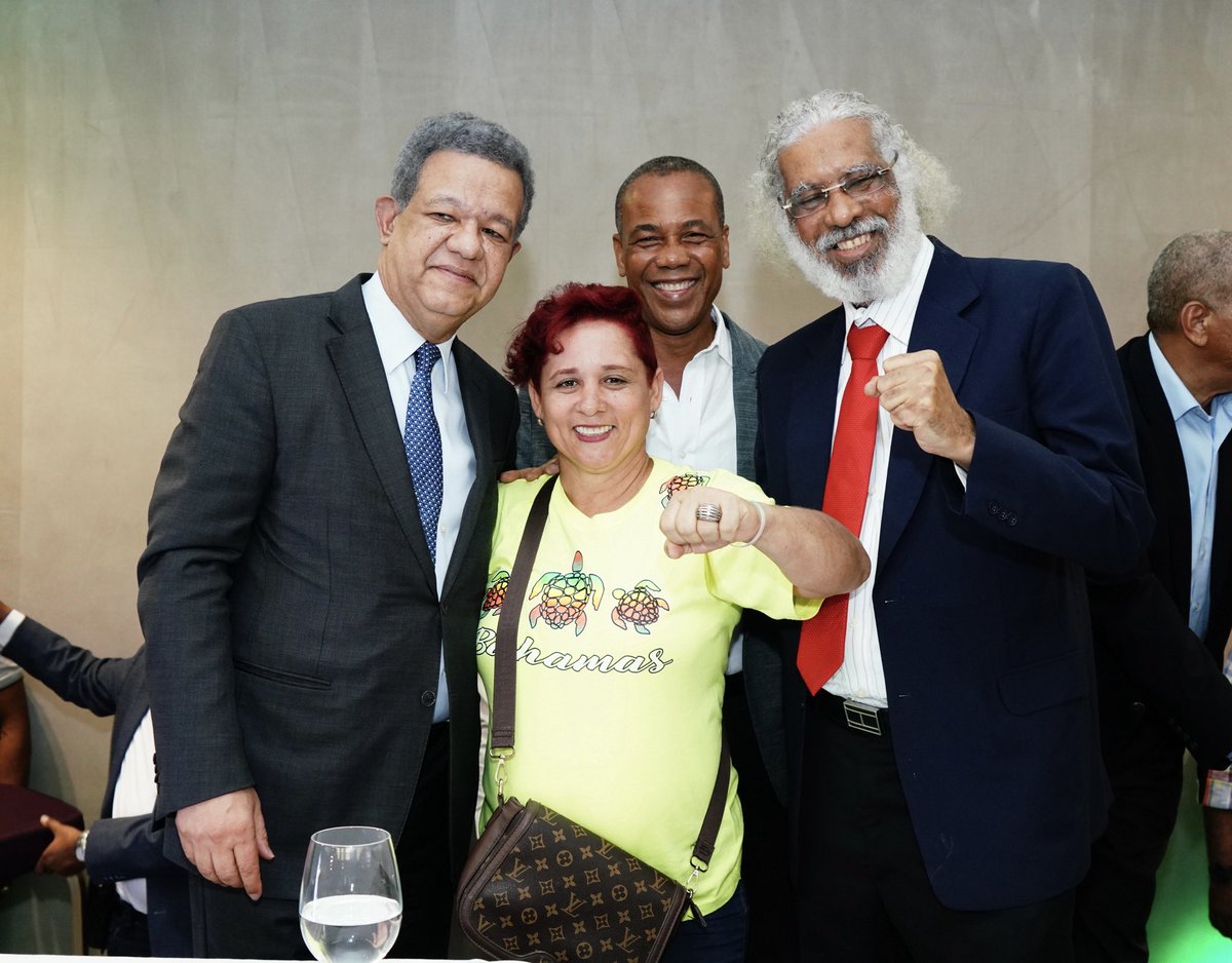 LeonelFernandez's tweet photo. Con la formalización de esta alianza, entre la #FuerzaDelPueblo y el #MovimientoRebelde, liderado por el amigo y destacado dirigente @juanhubieredr, se fortalece nuestro #GranFrenteOpositor, porque la gente ya está cansada del supuesto cambio que ha resultado ser un profundo retroceso.

#RumboADosMillones