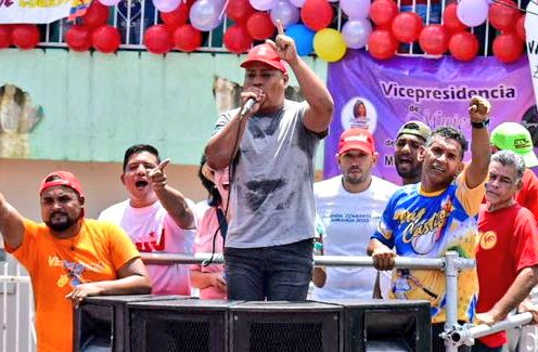 PSUVPazCastiIIo's tweet photo. Genkerve Tovar: Hoy hemos desarrollado una extraordinaria movilización en Sta Lucia, una muestra de amor al Partido Socialista Unido de Venezuela, hoy reconocemos a nuestra juventud que nos acompaña y son el futuro de la Revolución, volvimos a hacer historia. #UnionRevolucionaria https://t.co/e7zkb0F0bP