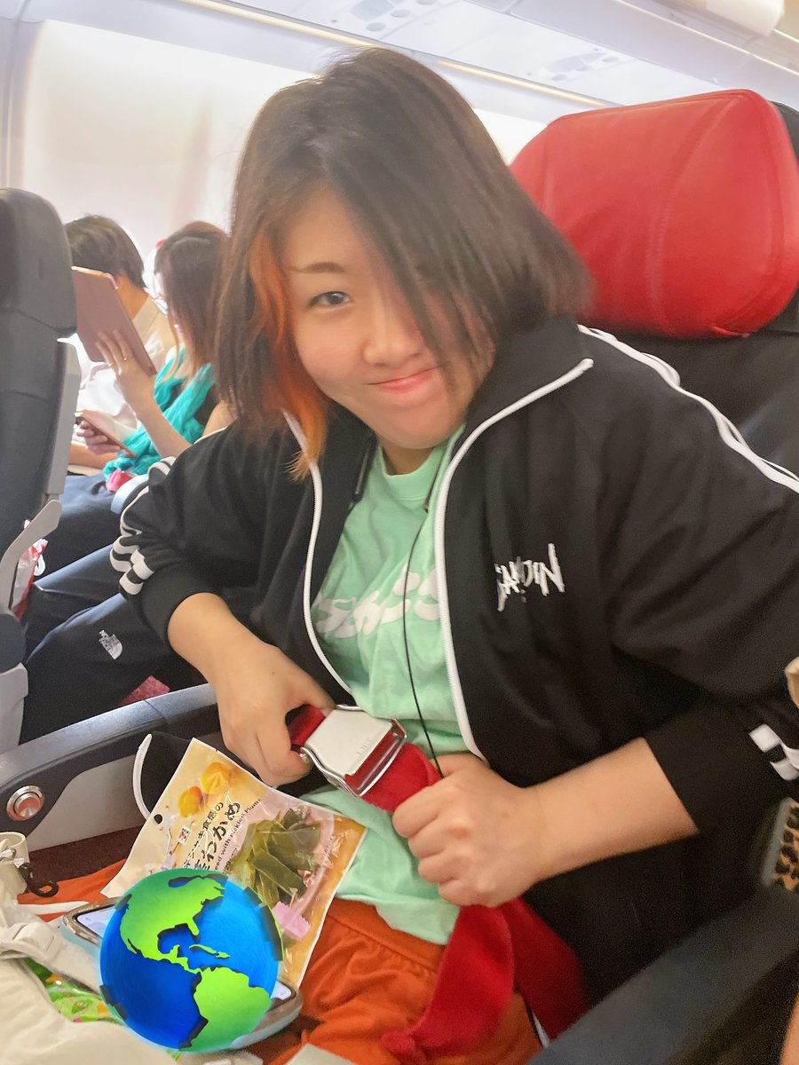 Mei_gtmv's tweet photo. Chie has no idea how to use seat belt on airplane. Finally we gonna fly to   Vietnam🇻🇳 I’m so sleepy!!

「これは一体どうやって締めるのです…？」
随時挙動不審なチエぞう、
無事にシートベルト着用完了です✊

約6時間空を飛び、まずは��ーチミンへ✈️ 
初めてのベトナム遠征行って参ります！

#MeiChieTrip🇻🇳
#heatuppw 
#ChocoPro