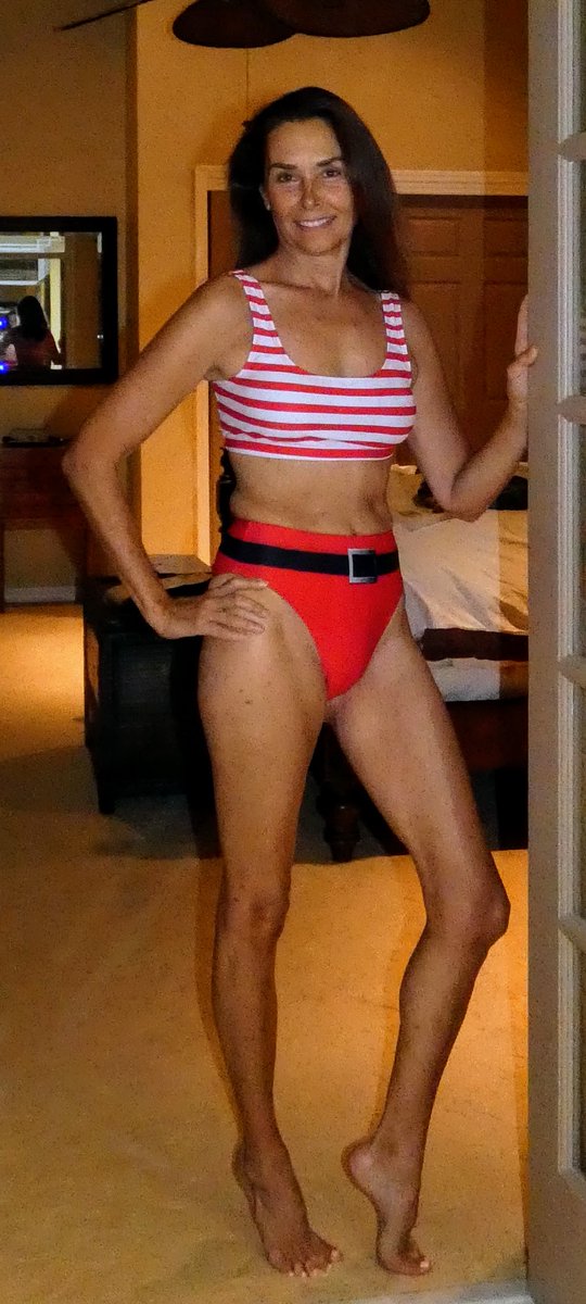 Katiemodel1960's tweet photo. Wonder Woman!!!!!!!!!! Here to save the Day!!!!! https://t.co/r3R1aDZgfy https://t.co/GNWyUAk6r0
