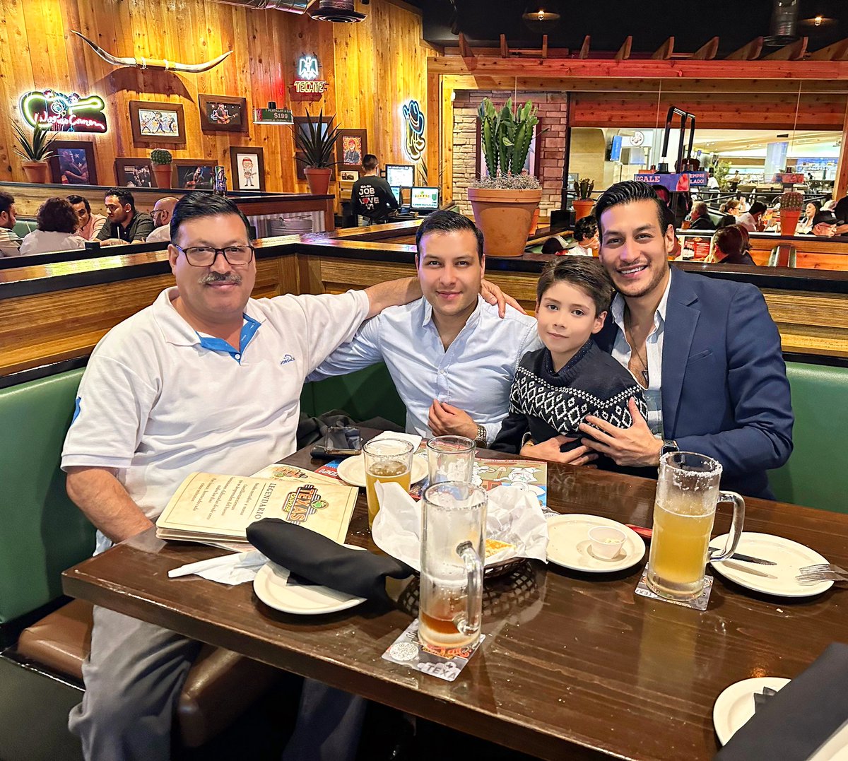 Ernesto_Neri's tweet photo. Feliz cumple hermano, te amo con mi corazón completo, no pido nada más que tenerlos siempre y que estemos juntos hasta que papá diosito nos lo permita. #AmoAmiFamilia #los4fantásticos #LosGarcía #SiempreJuntos #LosAmo https://t.co/jte3kai42R