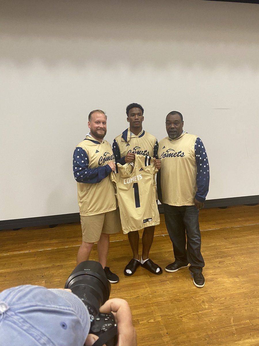 GordonScooter's tweet photo. NEW YORK JETS SUPERSTAR GARRETT WILSON!!! Hackensack High School was blessed to receive a generous donation from Garrett Wilson. The gift was awesome, but this young superstar took time out of his busy schedule to connect with our student-athletes 💙💛💙💛 https://t.co/STTc9YhkpO