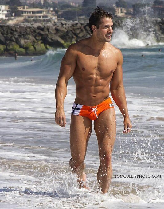 Malechritude's tweet photo. #ThemeForThursday
#MenInOrange 
Isn't the ocean beautiful tonight? https://t.co/lUiAvIkZZ3