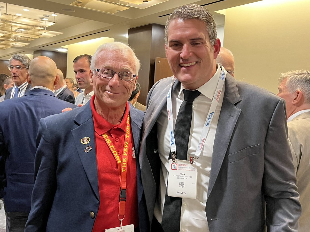 aossmjournals's tweet image. Friends old and new connect at the Medical Publishing Group dinner at #AOSSM2023.