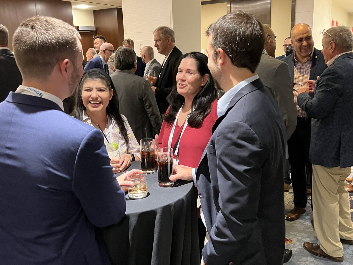 aossmjournals's tweet image. Friends old and new connect at the Medical Publishing Group dinner at #AOSSM2023.
