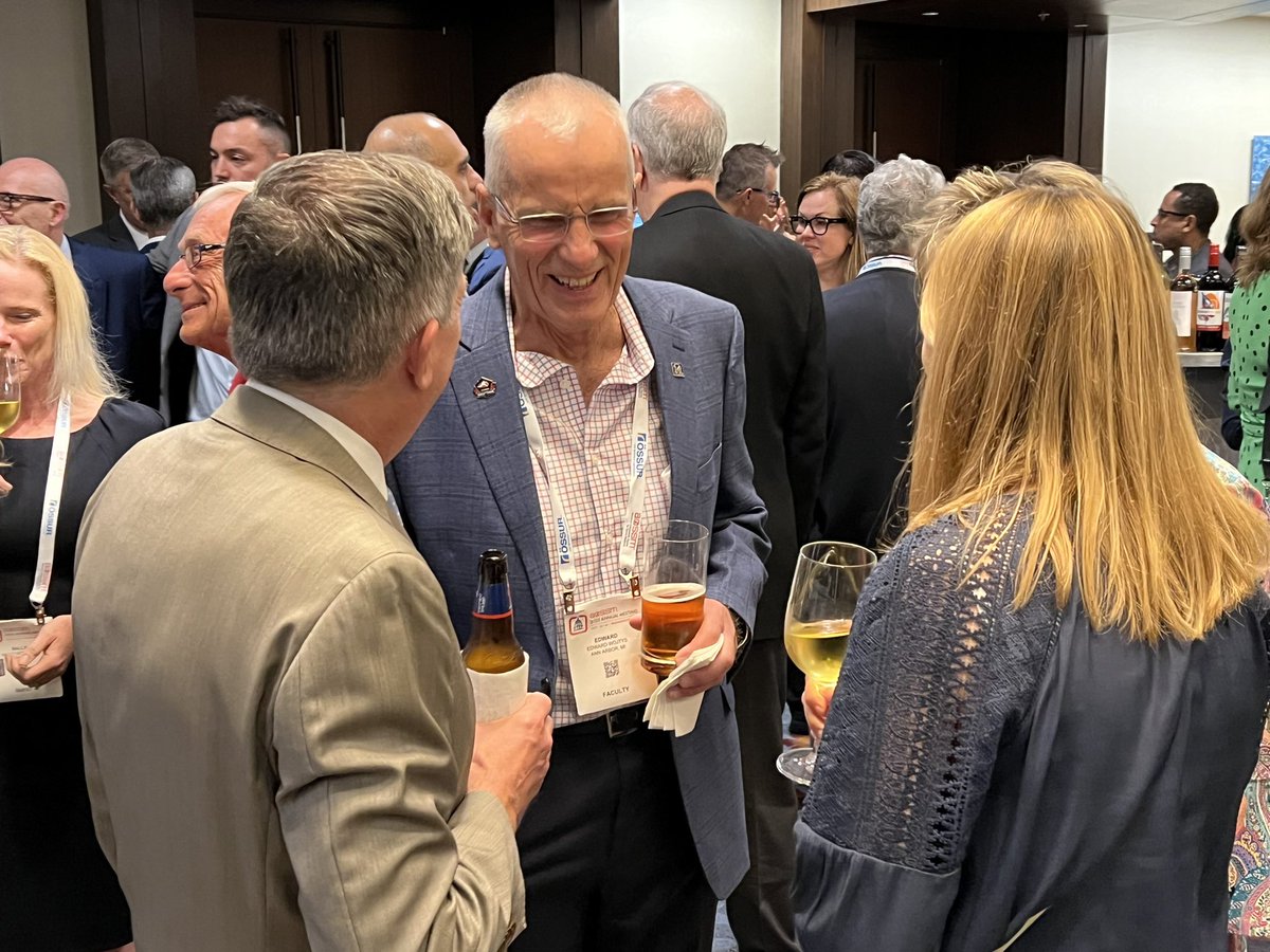 aossmjournals's tweet image. Friends old and new connect at the Medical Publishing Group dinner at #AOSSM2023.
