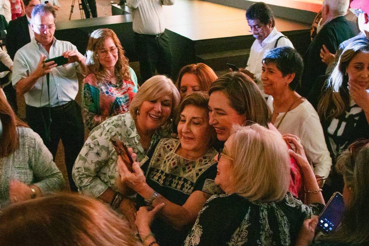 De mi madre recibí un gran consejo: el trabajo honesto y diferenciado te lleva a salir adelante. 

Cuando en el pueblo otras personas nos hicieron competencia en la venta, sugirió agregar nueces a nuestras gelatinas y con eso logramos que fueran distintas y únicas.

La lección