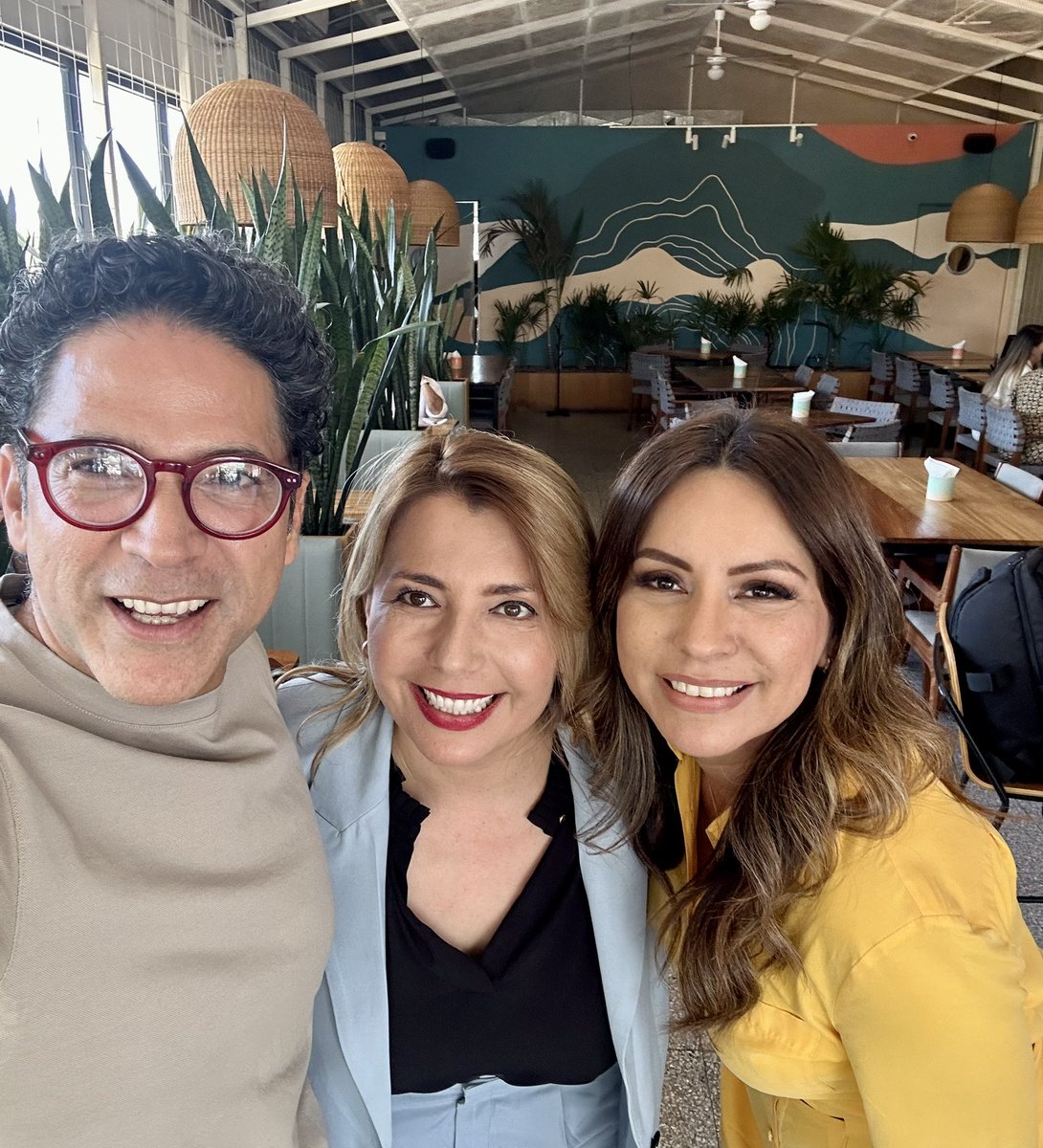 Los partidos han mostrado apertura para recuperar las causas de l@s ciudadan@s. La sola posibilidad de tomarles la palabra hace atractiva la propuesta. Que gusto platicar contigo presidenta <a href="/RoxanaRubioVldz/">Roxana Rubio Valdez</a> y mi amiga @WendyBa92896117 

#MerecesMAZ
#LaTareaNuncaAcaba✏️
