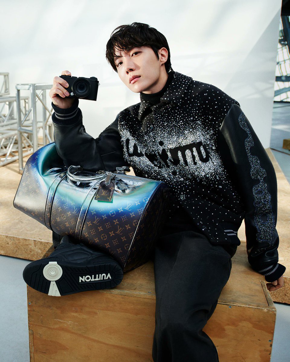 LOUIS VUITTON レザータグ　BTS J-HOPE J-Hope (BTS) para a nova campanha da Louis Vuitton 🖤