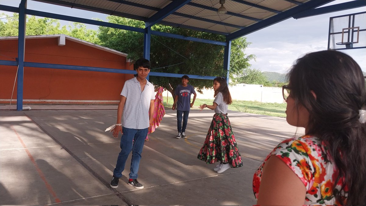 FNERRR_MOR's tweet photo. 📍 Ayala, Morelos.
➡️ Estudiantes del grupo de danza del Bachillerato Tecnológico Huitzililla continúan con sus ensayos previos a la clausura del día sábado en donde estarán presentando bailes del Estado de Guerrero.💃 https://t.co/WbpJ18CbOd