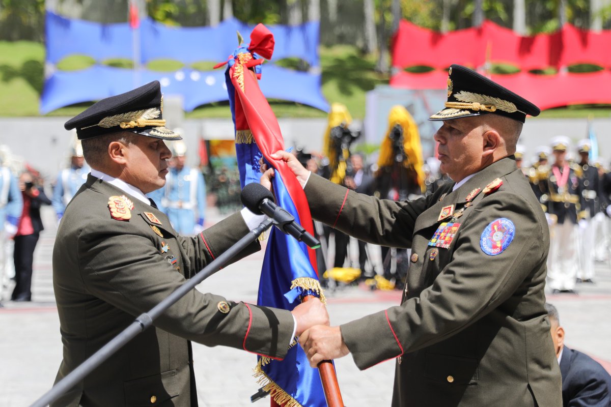 ejercito_ve's tweet photo. Nuestro Mayor General José Antonio Murga Baptista, recibió esta tarde el Estandarte Invicto del Comando General del Ejército Bolivariano de manos del MG @FelixOsorioG CGEB saliente, para ejercer el comando de los valerosos soldados de este insigne Componente Histórico.
#13Julio https://t.co/EfCZm6CJa5