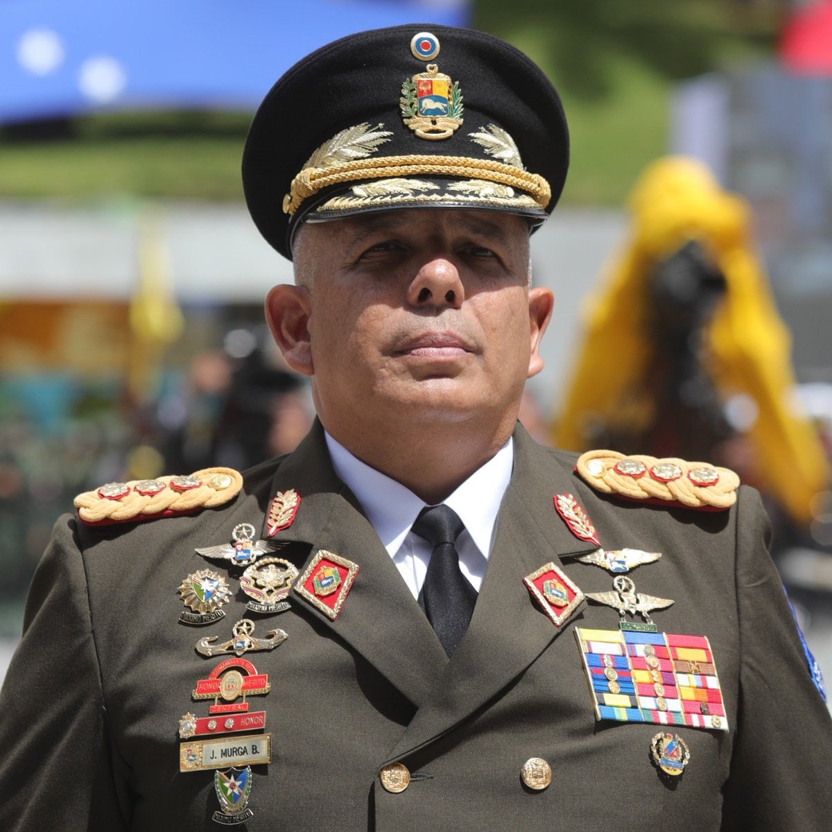 ejercito_ve's tweet photo. Nuestro Mayor General José Antonio Murga Baptista, recibió esta tarde el Estandarte Invicto del Comando General del Ejército Bolivariano de manos del MG @FelixOsorioG CGEB saliente, para ejercer el comando de los valerosos soldados de este insigne Componente Histórico.
#13Julio https://t.co/EfCZm6CJa5