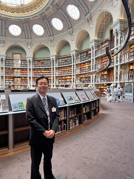 【フランス視察:初日(3)】 初日の最後は、15時半からフランス国立図書館(BnF)の「リシュリュー館」を視察。 フランスでは図書館と美術館の関係性が近く、図書館が(本以外に)美術品を多く所蔵していて、館内で展示していることもあるようです。リシュリュー館も2階が美術館になっていて、太古の金貨や陶器、はたまたバッハやモーツァルトの自筆楽譜など、垂涎のコレクションが展示されています。一部のコレクションでは日本のDNPが保存と展示に協力していましたよ。   もちろん図書館部分も素晴らしく、改修工事が終わって、映画のワンシーンに出てきそうな格好いい図書館となりました。人気の「漫画(&仏バンドデシネ)」収蔵にも力を入れており、日本漫画を数多く読むことができますので、漫画家や漫画好きの皆さんもぜひ行ってみてください。何と『ラブひな』もありました! 次の一手は、フランス全土の図書館が本の著作者に対して支払っている、補償金に関する調査ですね。何と、はるか遠くの日本人漫画家(赤松など)にまで、毎年かなりの金額が振り込まれており、その「文化に対する敬意」と同時に、かかる手間と時間を考えると気が遠くなります。一体どういう哲学で図書館側が支払っているのか。今後調べていきます。