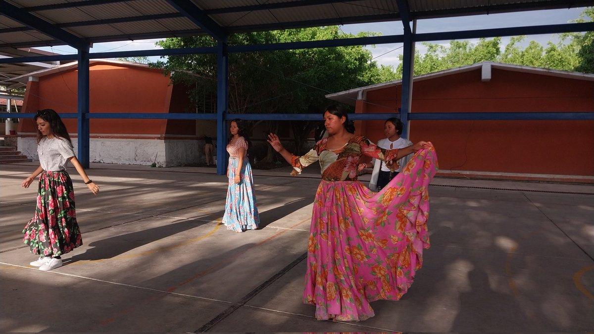 FNERRR_MOR's tweet photo. 📍 Ayala, Morelos.
➡️ Estudiantes del grupo de danza del Bachillerato Tecnológico Huitzililla continúan con sus ensayos previos a la clausura del día sábado en donde estarán presentando bailes del Estado de Guerrero.💃 https://t.co/WbpJ18CbOd
