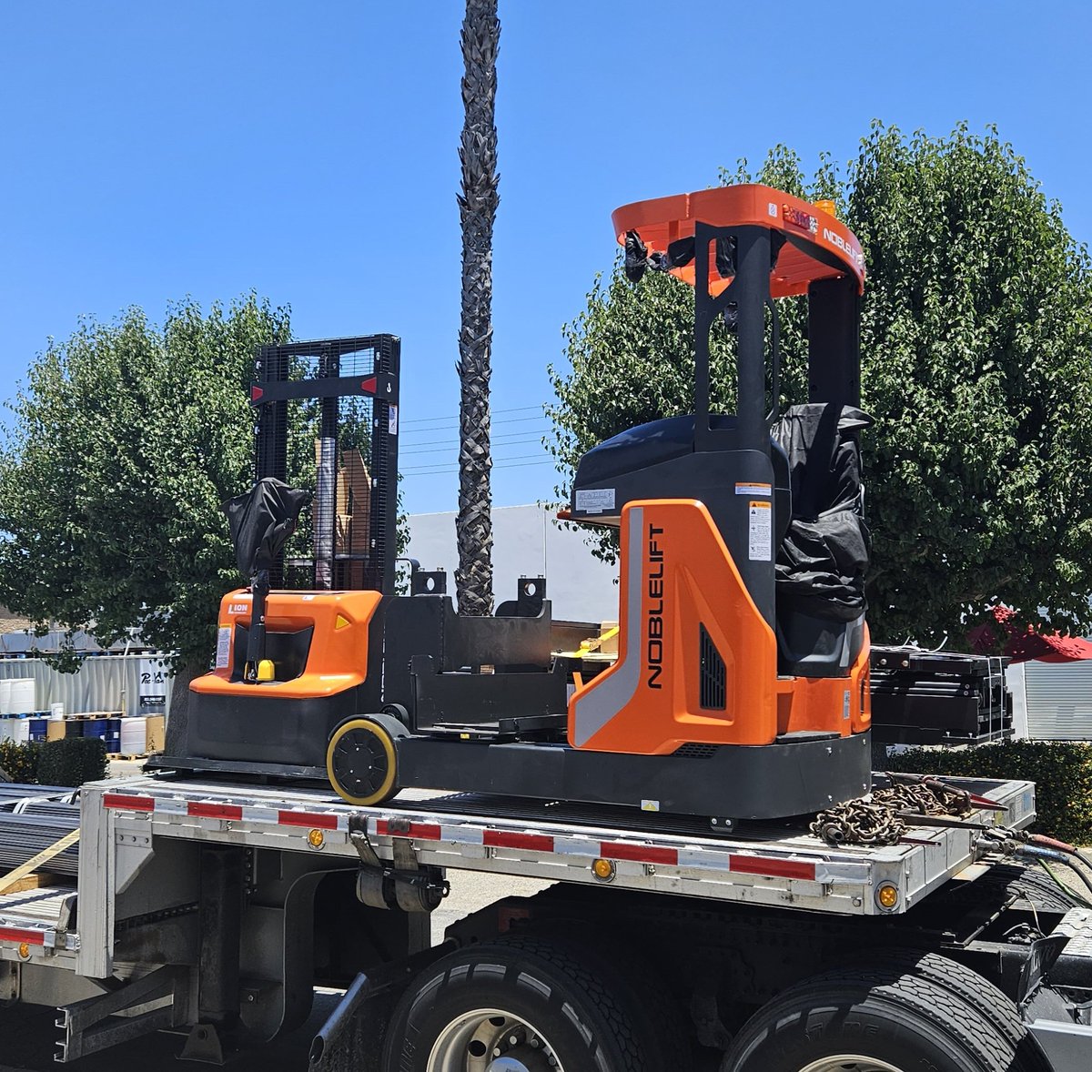 DonofNoblelift's tweet photo. Look at the contrast of colors of our Sunrise Orange and the beautiful blue skies.
The original Edge lithium stacker and our RT45Pro Reach truck is heading out to another dealer making $$$$.
#noblelift #Rt45pro #Edgestacker #reachtrucks #straddlestackers #forklifts https://t.co/vwu6q8g8z2