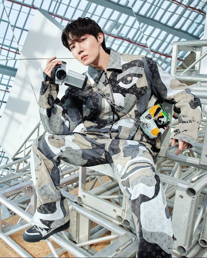 jacquemusx's tweet photo. J-Hope for Louis Vuitton https://t.co/40q729k8qN