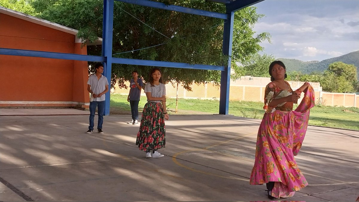 FNERRR_MOR's tweet photo. 📍 Ayala, Morelos.
➡️ Estudiantes del grupo de danza del Bachillerato Tecnológico Huitzililla continúan con sus ensayos previos a la clausura del día sábado en donde estarán presentando bailes del Estado de Guerrero.💃 https://t.co/WbpJ18CbOd