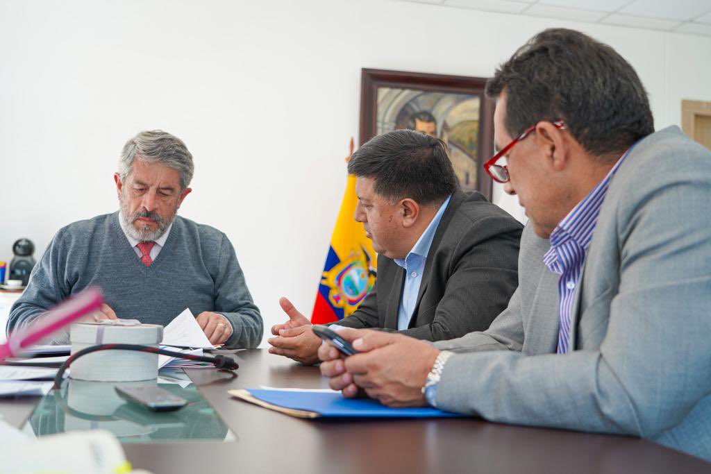 Salud_Ec's tweet photo. El ministro de @Salud_Ec, @PepeRuales, se reunió con el alcalde de San Felipe de Oña, Eddy Erráez, a fin de avanzar con la propuesta de convenio interinstitucional para coordinar la construcción del centro de salud, en beneficio de la población de Azuay. https://t.co/hUcouxsKQJ