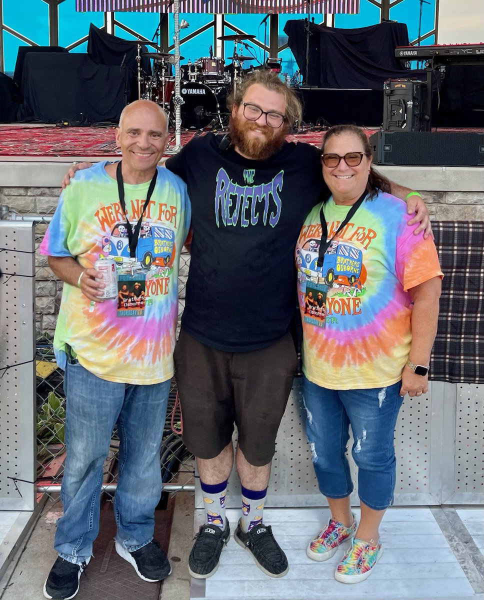 SnoopDadd's tweet photo. Hangin with the best sound guy in the business! #FOTL2023 https://t.co/sVi1Jl1Pg3