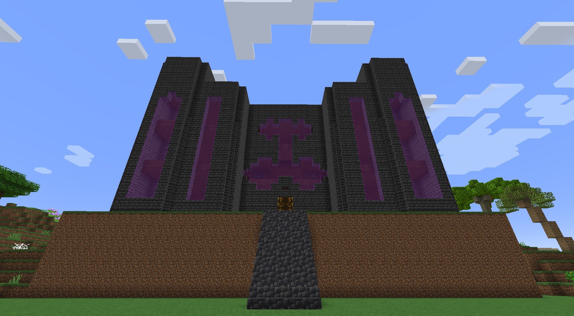 After almost 11 years of playing Minecraft I finally decided to take the time to build a huge survival house/castle. Took me about 2 months, mainly because I couldn't play due to classes and other obligations but I finally got the time to finish it. Or at least the facade lmao https://t.co/7h3rMklnC3