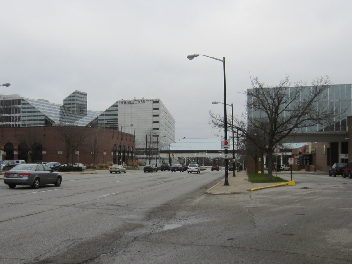 MichaelPDivita's tweet image. This is your periodic reminder that street design impacts community quality.
Dr. MLK Jr. Boulevard
South Bend
2015➡️2023