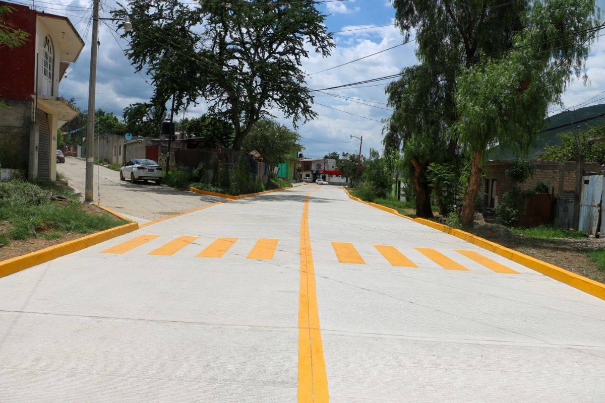En la Agencia de San Jesús Nazareno, entregamos 1552 m2 de carretera pavimentada, en la vía que conecta con el <a href="/ItvoOficial/">TecNM campus Valle de Oaxaca</a> e iniciamos la pavimentación de la calle Calicanto en beneficio de más de 200 familias, porque en #Xoxo, #HayObrasPorTodosLados 👊🏻 .