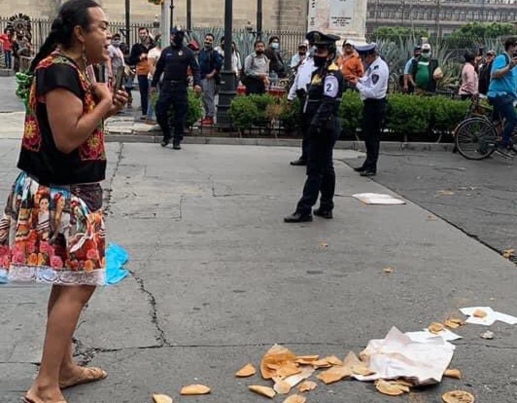 AleEsat's tweet photo. Oye @Claudiashein, ¿neta son violentas las preguntas del periodista Hugo Triano? ¿No será que estás acostumbrada a pagarle a aduladores como @alvaro_delgado?

Violentos los policías de la CDMX que en tu administración agredieron a mujeres vendedoras sin importarles que estuvieran con sus hijos, eso sí es violencia. 

Otra vez te dejo las imágenes para que hagas memoria y dejes de andar haciendo berrinches. Hipócrita, falsa.