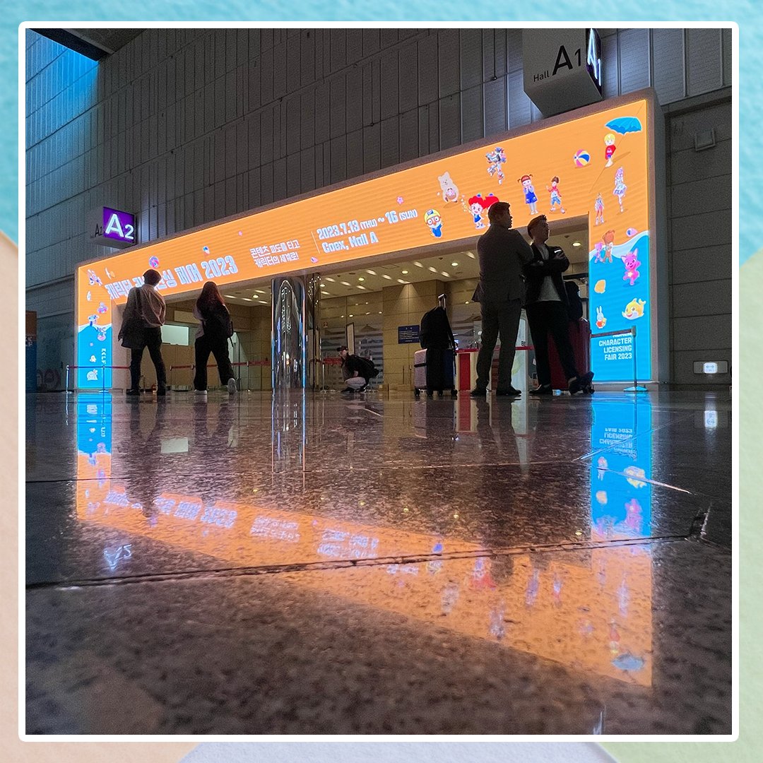 rinmoca's tweet photo. 昨日から始まっています
外はずっと雨だけど中はにぎやかです
#캐릭터페어 #coex
🇰🇷Korea Character Licensing Fair 2023
🚩2023.7.13-7.16
🚩COEX A Hall No.117
.....
#캐릭터페어 #coex
#ねこらんど #nekoland #彩虹貓咪樂園 #네코랜드 #りんりん #Rinrin #린린 #cioccomoca #cat #illustration https://t.co/9ot0q4rshT