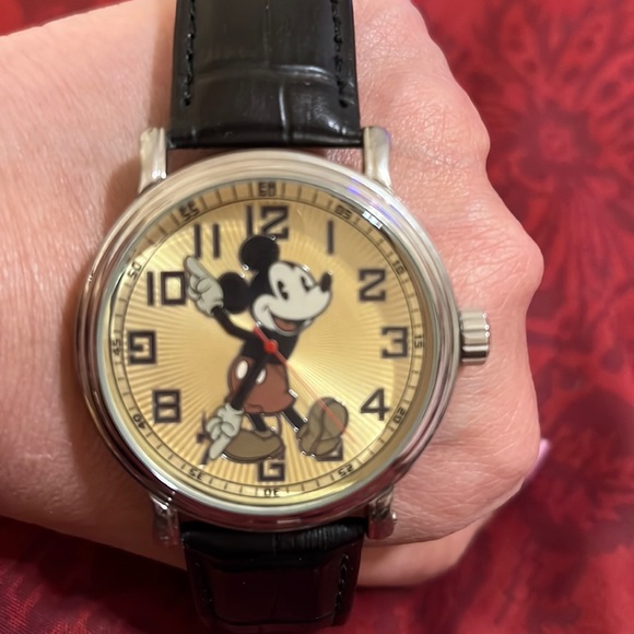 ShinyOldHide's tweet photo. So good I had to share! Check out all the items I'm loving on @Poshmarkapp from @711goldie #poshmark #fashion #style #shopmycloset #mountainmedallion #to #disney: https://t.co/aZ9OITF93M https://t.co/Reu80ssJee