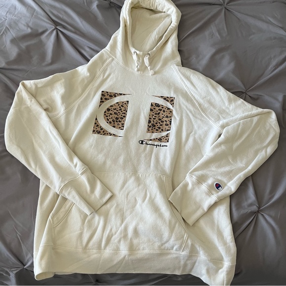 theveesup's tweet photo. So good I had to share! Check out all the items I'm loving on @Poshmarkapp #poshmark #fashion #style #shopmycloset #champion: https://t.co/f5rxiJ65cG https://t.co/LR55V2YKzO