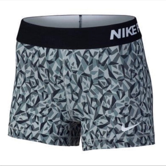 nidayae's tweet photo. So good I had to share! Check out all the items I'm loving on @Poshmarkapp #poshmark #fashion #style #shopmycloset #nike #aerie: https://t.co/lRv7tAe5uG https://t.co/ji9VJmWvrX