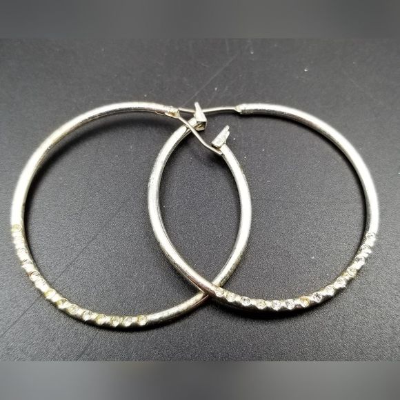 ShannonNic50's tweet photo. So good I had to share! Check out all the items I'm loving on @Poshmarkapp #poshmark #fashion #style #shopmycloset #bijoustudiosearrings #chanel: https://t.co/yXvfx13kbR https://t.co/RDZAHU2RZN