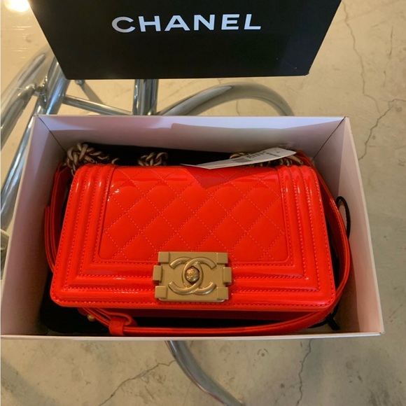ShannonNic50's tweet photo. So good I had to share! Check out all the items I'm loving on @Poshmarkapp #poshmark #fashion #style #shopmycloset #bijoustudiosearrings #chanel: https://t.co/yXvfx13kbR https://t.co/RDZAHU2RZN