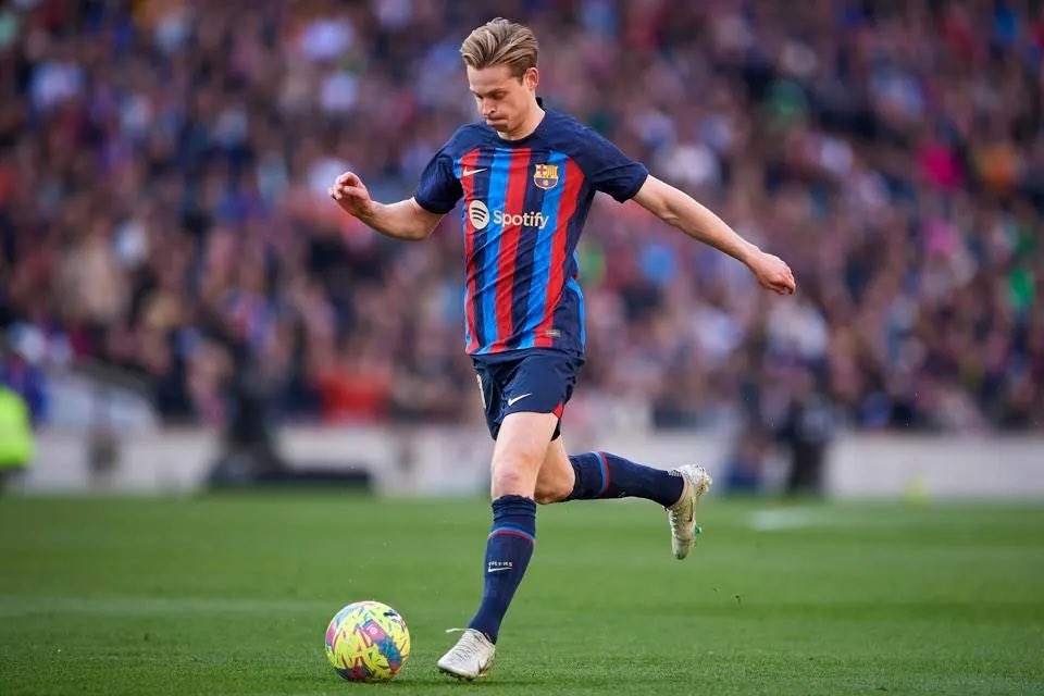 Manchester United coach Erik ten Hag has an impossible obsession with Frenkie de Jong.
He tried to convince De Jong again recently, but without success. Barcelona don t want to sell him either, because he's fundamental for Xavi. @gbsans https://t.co/mc2fzcgg9B