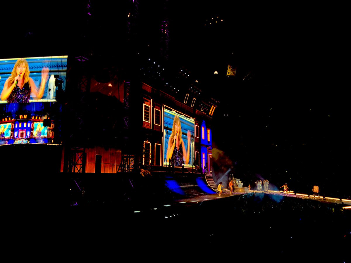JWAndrews11's tweet photo. HOW HAS IT BEEN 5 YEARS 🐍😭
@taylorswift13 @taylornation13 #reputationStadiumTour #repTourDC https://t.co/WFXgQQvp8T