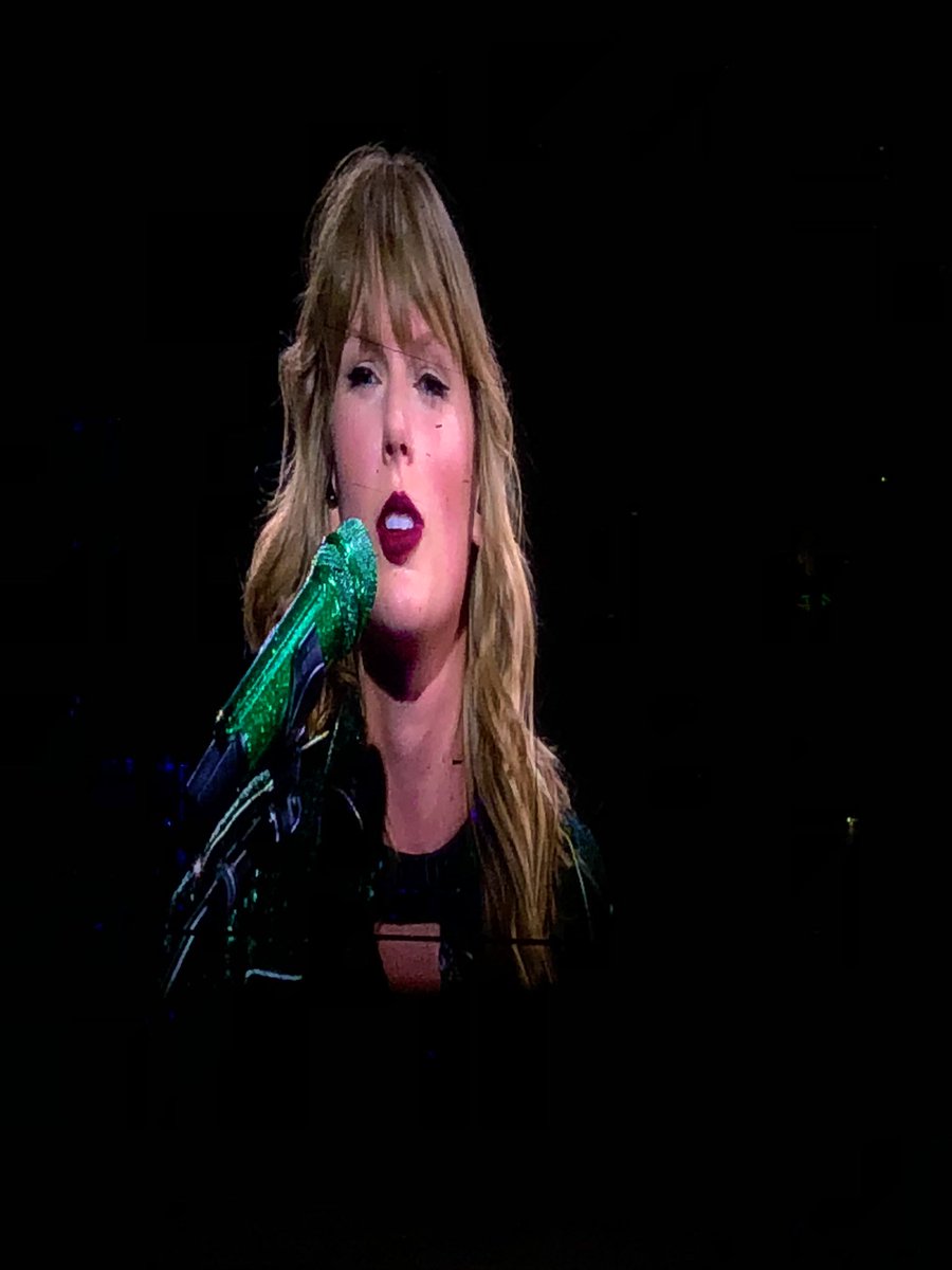 JWAndrews11's tweet photo. HOW HAS IT BEEN 5 YEARS 🐍😭
@taylorswift13 @taylornation13 #reputationStadiumTour #repTourDC https://t.co/WFXgQQvp8T