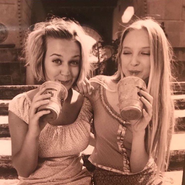 RT @katycheirosa: this pic of katy perry and sia in high school, 2003. https://t.co/CIN9rK7JDO