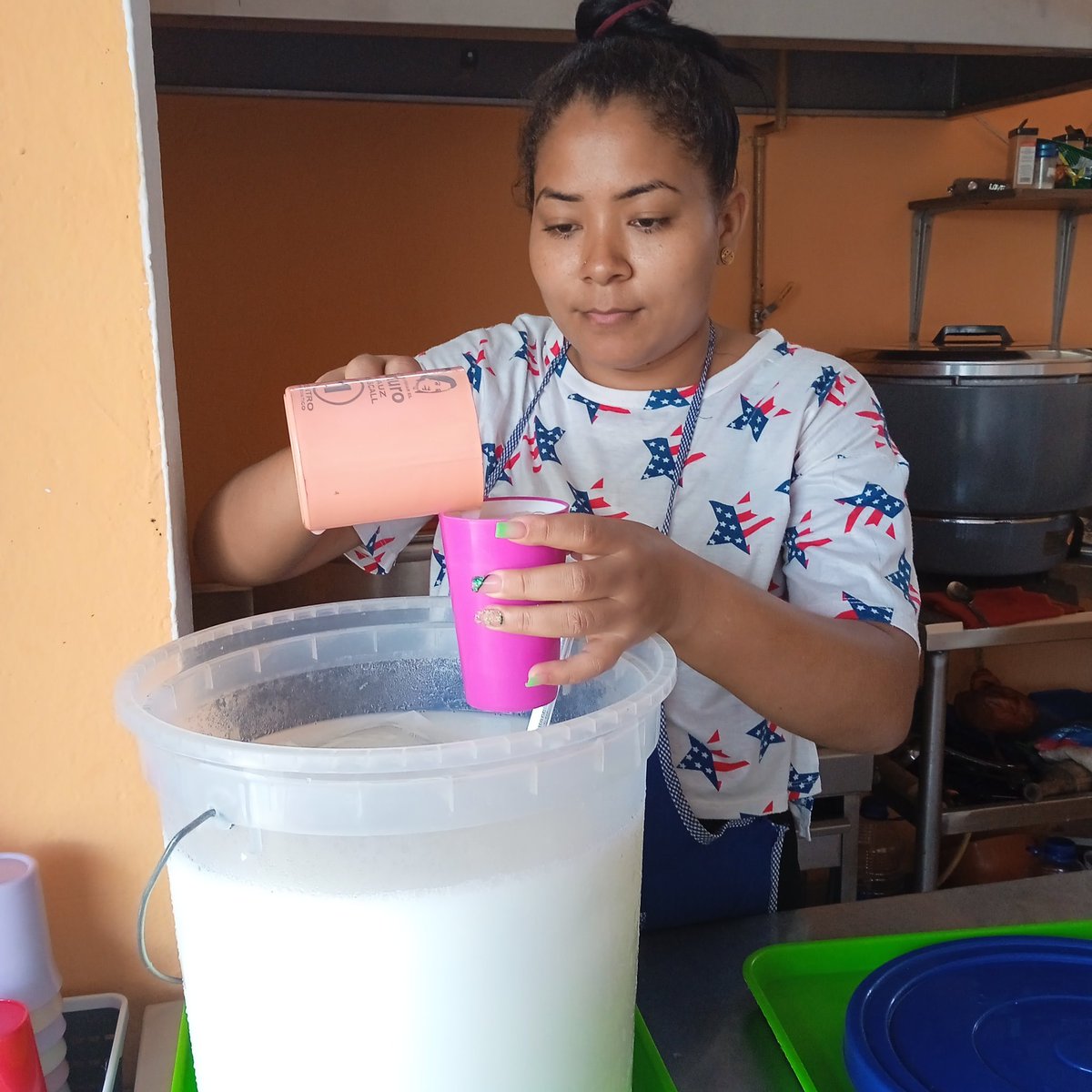 Acobag2's tweet photo. Mujeres voluntarias preparan los alimentos en el Comedor Comunitario Los Caminantes gracias al aporte de Misión Alianza https://t.co/dQxFi5OJJw