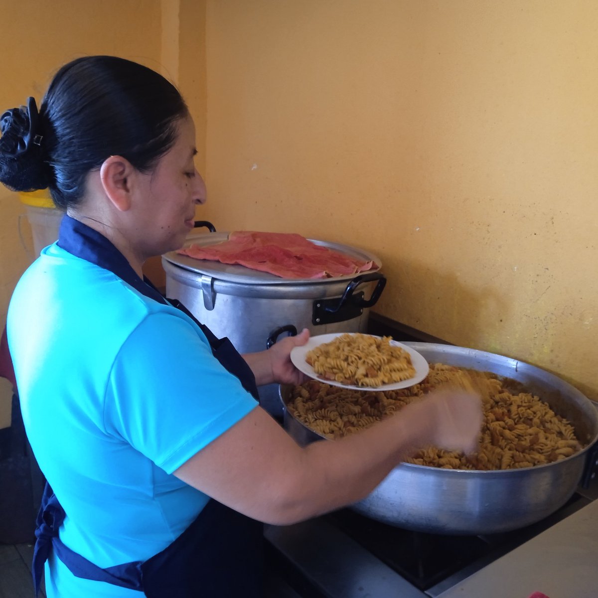 Acobag2's tweet photo. Mujeres voluntarias preparan los alimentos en el Comedor Comunitario Los Caminantes gracias al aporte de Misión Alianza https://t.co/dQxFi5OJJw