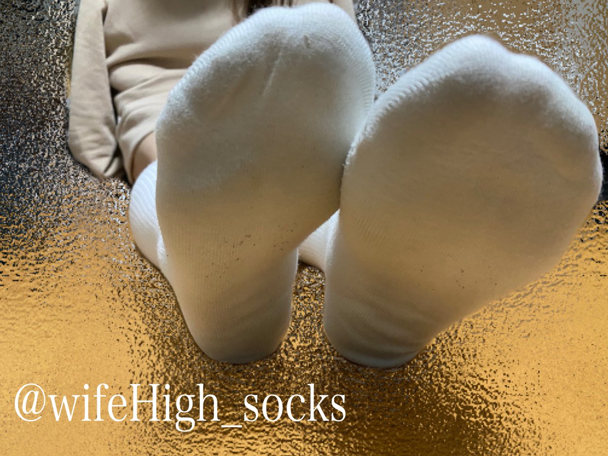 今日は金曜日😄
もう少しで休みなので頑張りましょう😄

嫁『今日も履いたよ』

僕『うん』

嫁『この格好が1番楽でいい』

僕『子供の前ではやめなさい😂』

嫁『大丈夫🤪』

年頃の子供がいても下着姿でいる嫁ちゃんです😄
でもトレーナーにパンツはそそられます😍