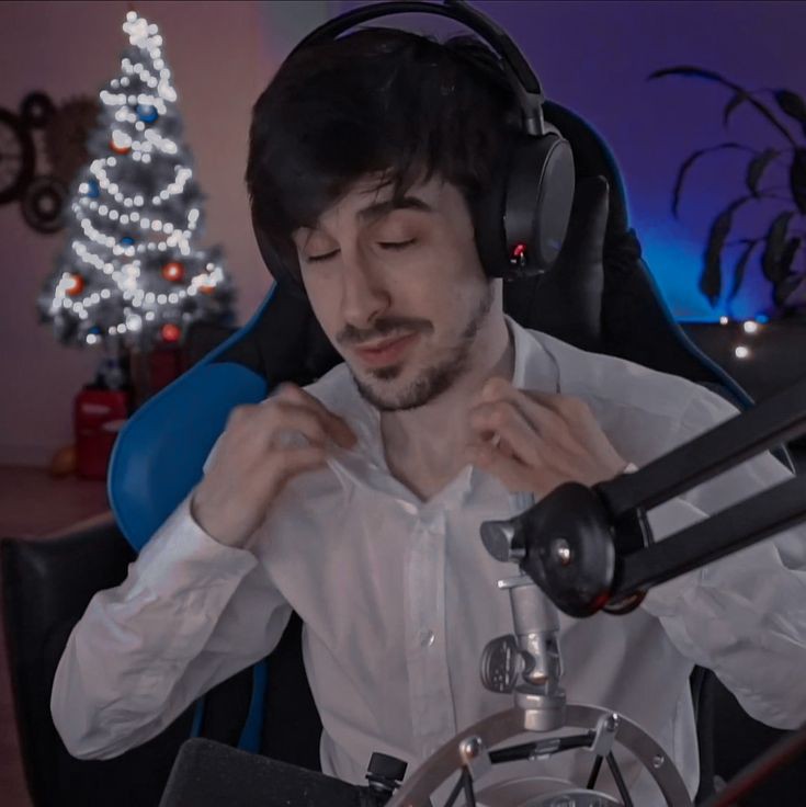 Al3xby11
Hetero (curioso)
Vers
Amante de las pajas y las putas

No culpes a tu novia por querer follar conmigo ;)