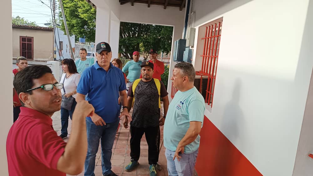 emiliorafael_'s tweet photo. Este #13Julio en compañía de líderes de comunidad y de calle, además del EPM y de gobierno, supervise la rehabilitación que se realiza en los espacios donde pronto funcionará la farmacia comunitaria ASIC 6 en Santa Ana, gracias a nuestro Pdte. @NicolasMaduro #UnionRevolucionaria https://t.co/7pHUHQQvYp