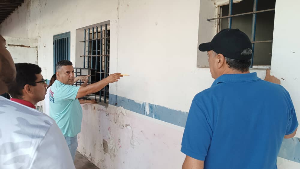 emiliorafael_'s tweet photo. Este #13Julio en compañía de líderes de comunidad y de calle, además del EPM y de gobierno, supervise la rehabilitación que se realiza en los espacios donde pronto funcionará la farmacia comunitaria ASIC 6 en Santa Ana, gracias a nuestro Pdte. @NicolasMaduro #UnionRevolucionaria https://t.co/7pHUHQQvYp