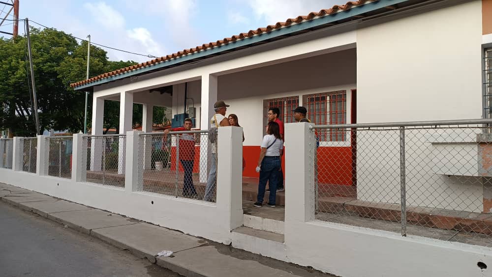 emiliorafael_'s tweet photo. Este #13Julio en compañía de líderes de comunidad y de calle, además del EPM y de gobierno, supervise la rehabilitación que se realiza en los espacios donde pronto funcionará la farmacia comunitaria ASIC 6 en Santa Ana, gracias a nuestro Pdte. @NicolasMaduro #UnionRevolucionaria https://t.co/7pHUHQQvYp