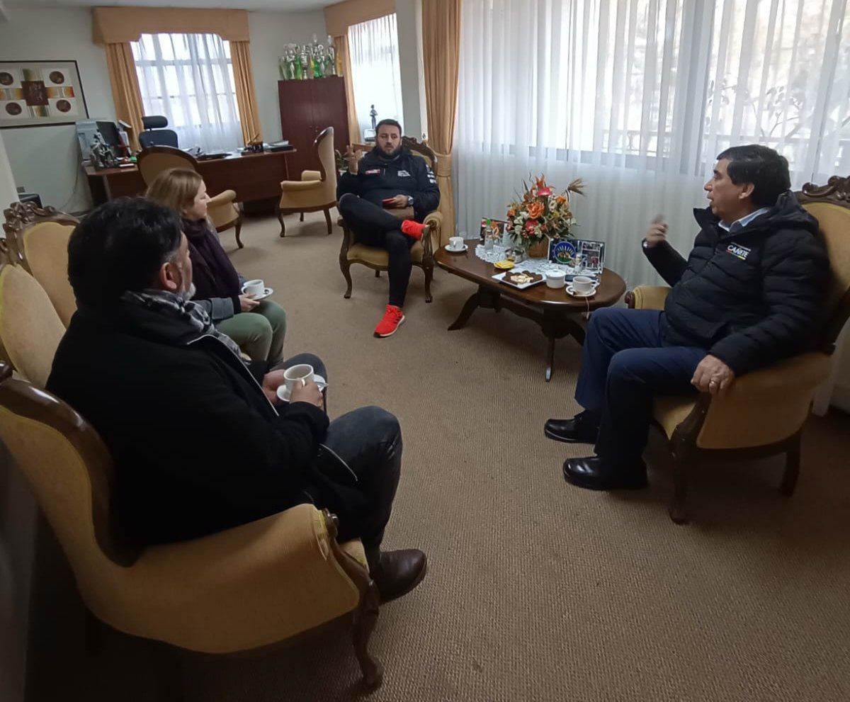 MindepBiobio's tweet photo. En la visita a Cañete, seremi @andreasaldaa16 se reunió con alcalde @municanete @jorgeradonich donde revisaron futuros proyectos deportivos de interés para la comuna. https://t.co/iNnM3du5WK