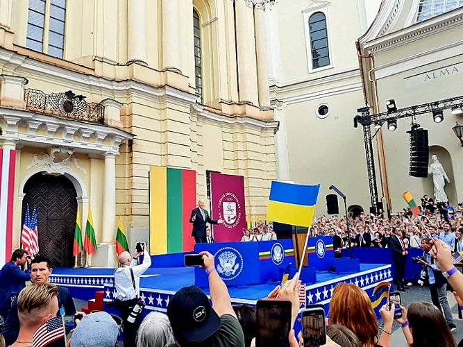 thebalticburger's tweet photo. It was only the 2nd ever POTUS visit to #Lithuania. It was at the #NATOSummitVilnius. It was in the famous courtyard of Vilnius University @VU_LT, where my grandpa once served as a professor. #USinLT https://t.co/oEVlEHdN2n