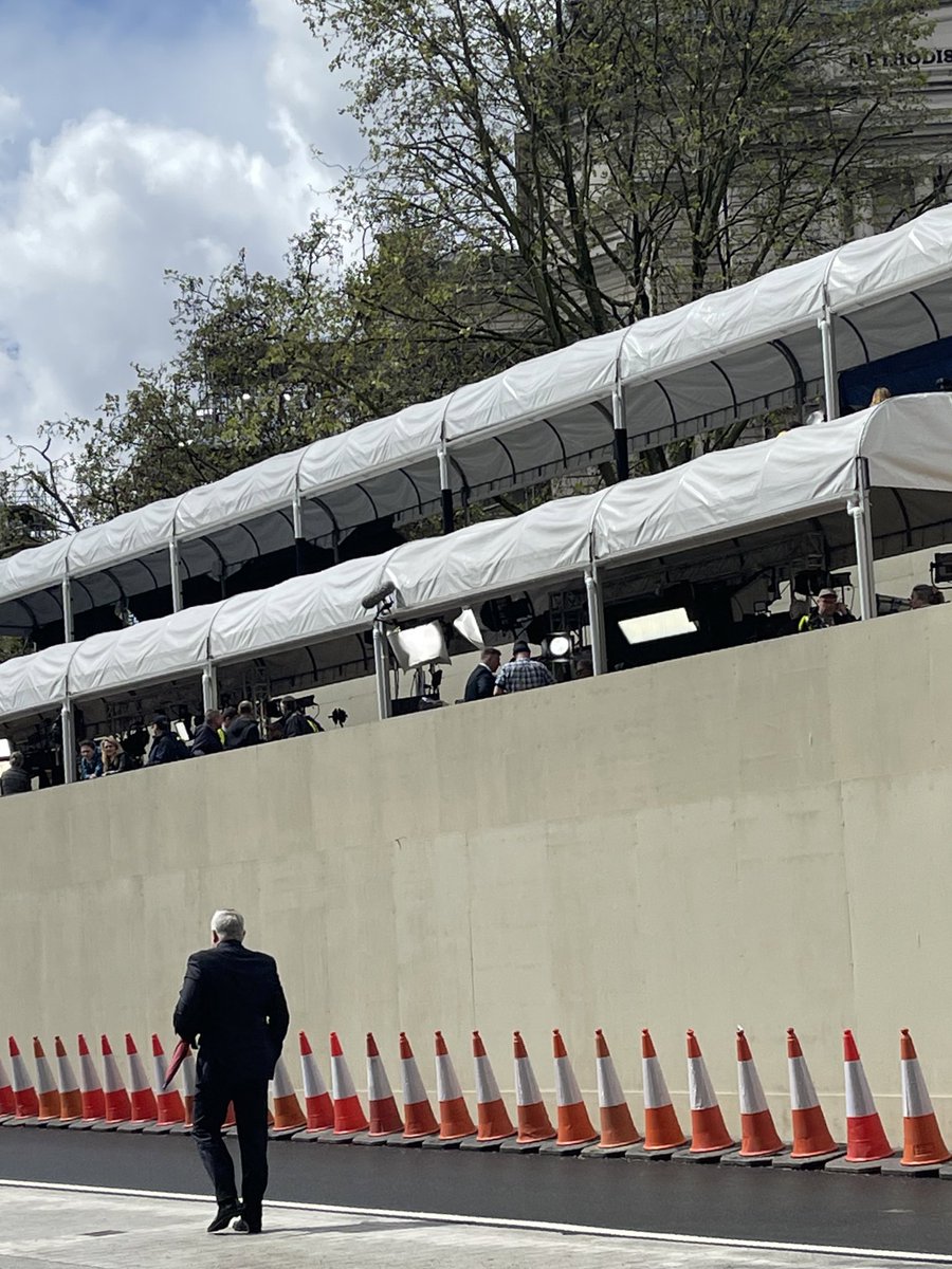 After a week of negative comments, I will continue to see @thehuwedwards as the King of the Beeb, champion of charities and supporter of harpists.#bravethestorm #wearewithyou #kingofthescreen