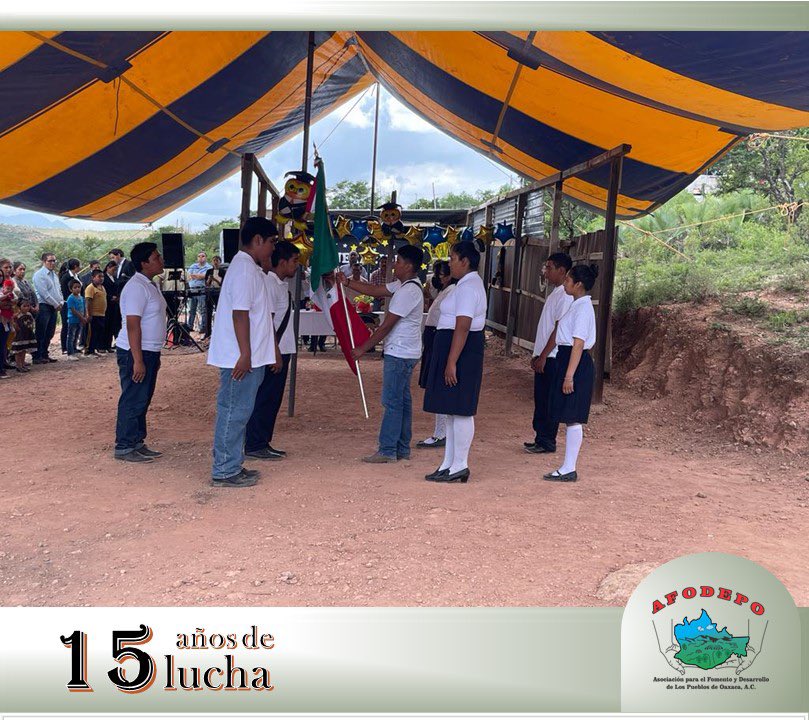 afodepoac's tweet photo. Agradezco sinceramente a mi amigo Cristian Vásquez García, representante regional de #AFODEPO en la Mixteca, por la amable invitación para ser el padrino de clausura del ciclo escolar en la Escuela Secundaria de la colonia Salto del Agua, Huajuapan de León. Quiero destacar que no acudimos con las manos vacías, ya que ante las necesidades de esta escuela, hemos donado láminas para proporcionar a los alumnos un techo digno bajo el cual puedan recibir sus clases.

#AfodepoEnMovimiento 
#AfodepoMixteca 

@Antonio77186389 @avendanoamalia4 @AfodepoM @MargRojas93 @GabrielJua32579 @RamiroGarciaMa2 @animed06