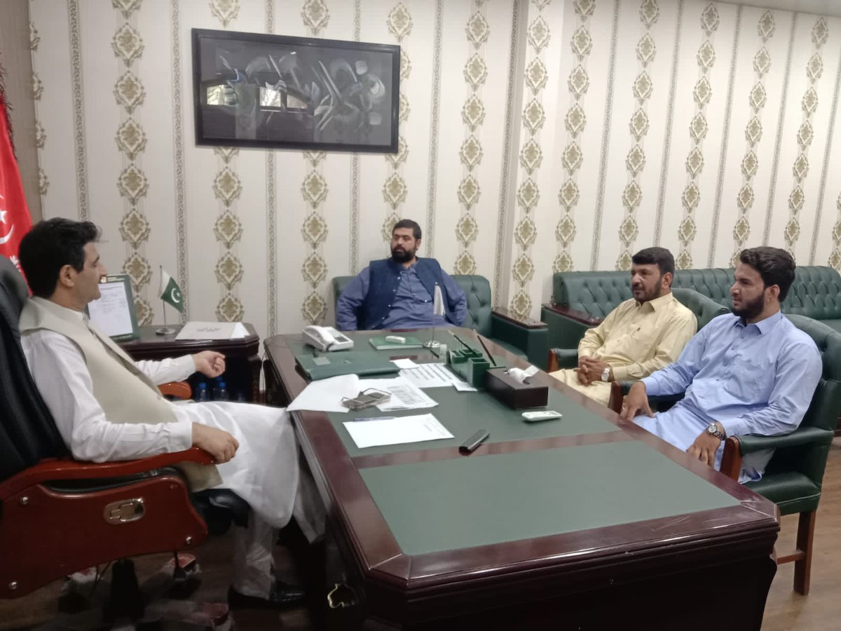 HManzoorkhan's tweet photo. خیبرپختونخوا کے وزیر ایکسائز اینڈ نارکوٹکس کنٹرول حاجی منظور خان آفریدی سے انکے دفتر سول سیکرٹریٹ پشاور میں مختلف شعبہ ہائے زندگی کے وفود اور افراد کی ملاقات۔ لوگوں نے اس موقع پر انہیں اپنے انفرادی و اجتماعی مسائل سے آگاہ کیا اور صوبائی حکومت کے عوام دوست اقدامات کی تعریف کی https://t.co/62y0AgoDv3