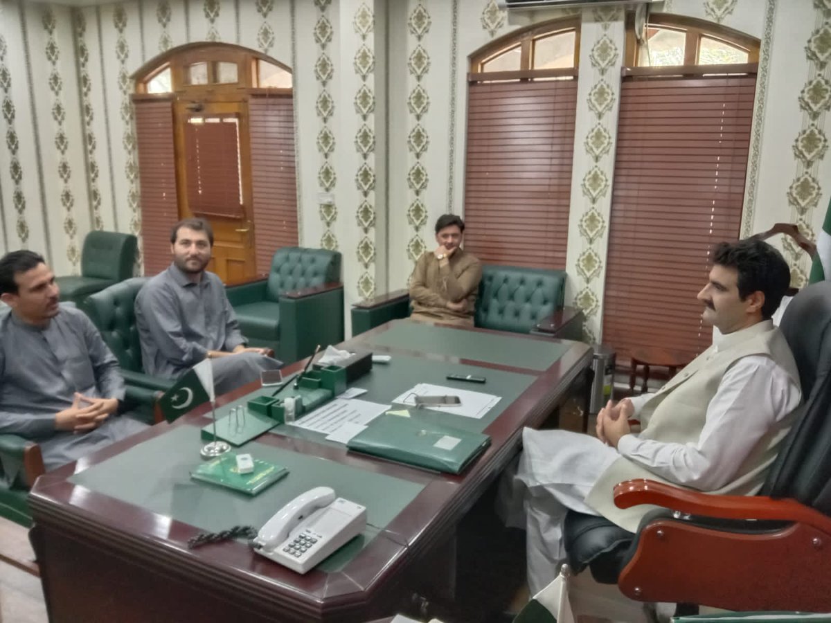 HManzoorkhan's tweet photo. خیبرپختونخوا کے وزیر ایکسائز اینڈ نارکوٹکس کنٹرول حاجی منظور خان آفریدی سے انکے دفتر سول سیکرٹریٹ پشاور میں مختلف شعبہ ہائے زندگی کے وفود اور افراد کی ملاقات۔ لوگوں نے اس موقع پر انہیں اپنے انفرادی و اجتماعی مسائل سے آگاہ کیا اور صوبائی حکومت کے عوام دوست اقدامات کی تعریف کی https://t.co/62y0AgoDv3